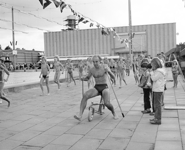 881351 Afbeelding van de opening van de Zwemvierdaagse in het Zwembad Den Hommel (Kennedylaan 5) te Utrecht, met op het ...
